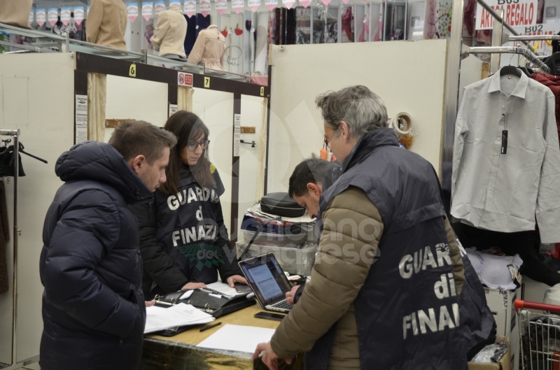 PIANEZZA - Attrezzi da palestra non a norma sequestrati dalla Finanza: multa da 40mila euro