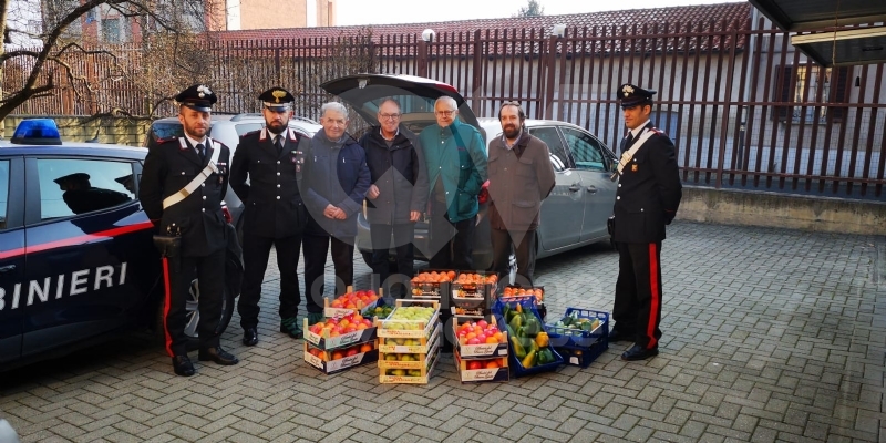 CASELLE - Frutta e verdura sequestrati: i carabinieri donano tutto alla Caritas - FOTO