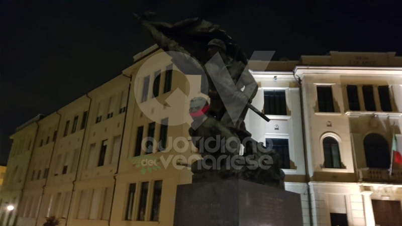 VENARIA - «No alla censura»: CasaPound imbavaglia il monumento dei Caduti delle due guerre