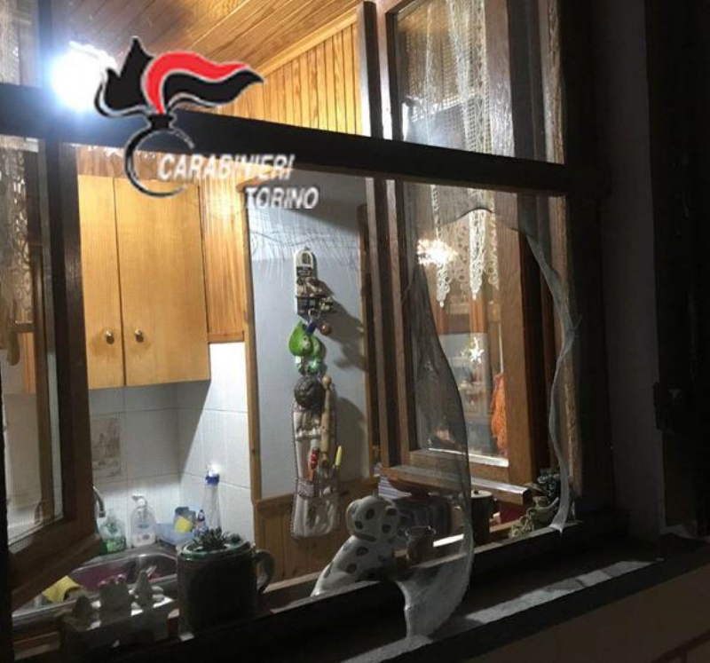 COLLEGNO - Ladro maldestro tenta il furto in una casa ma sveglia i proprietari: arrestato - FOTO