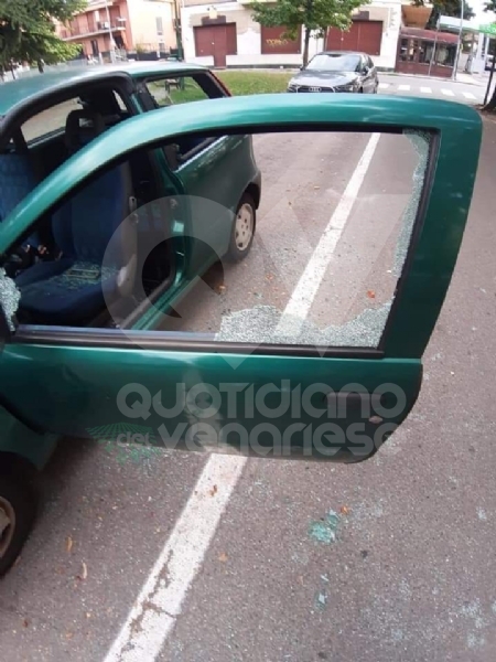 COLLEGNO - Vandali in azione: mandati in frantumi i vetri di un'auto parcheggiata