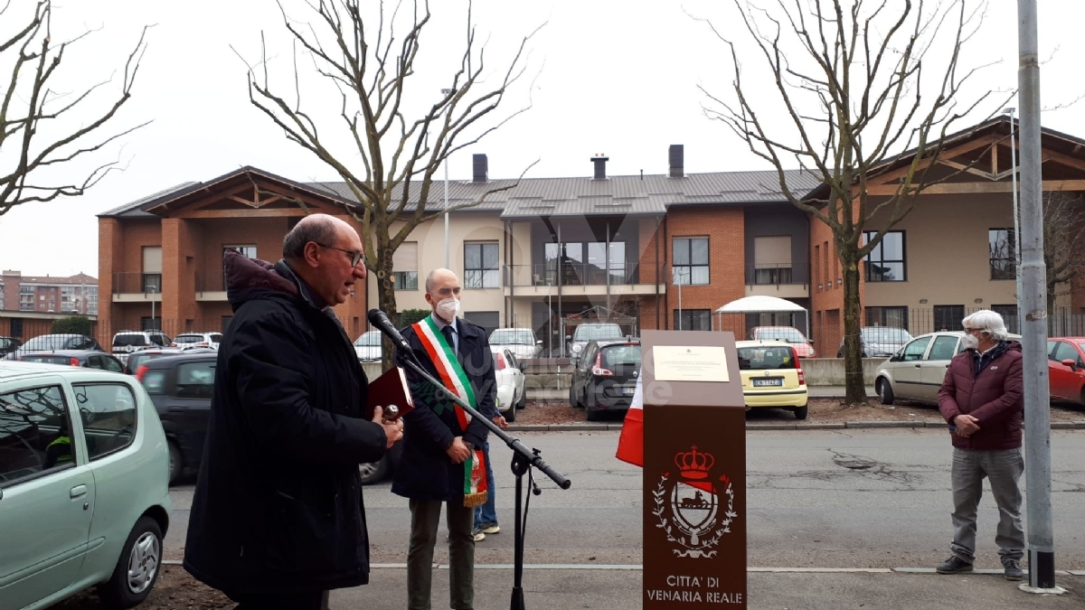 VENARIA - In via Fratelli Cervi svelata la targa a ricordo delle vittime del covid - FOTO