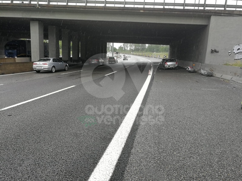 CAOS IN TANGENZIALE - Raffica di incidenti: due auto ribaltate e tre feriti