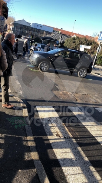VENARIA - Ennesimo incidente all'incrocio tra via Juvarra e via Palestro
