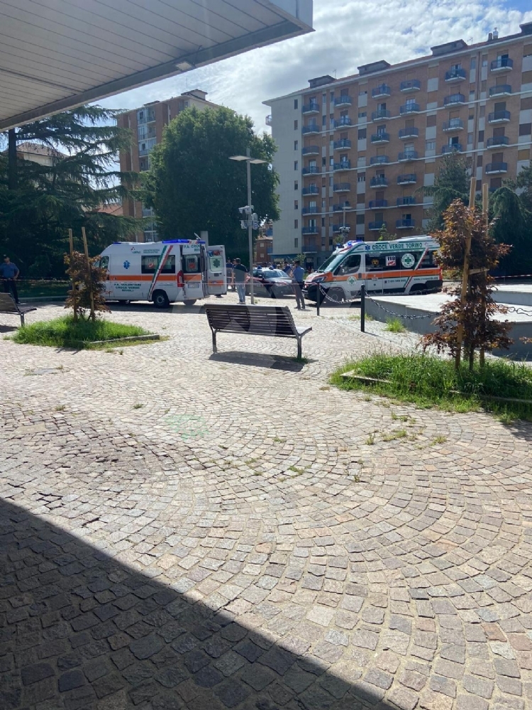 COLLEGNO - Dramma in piazza della Repubblica: spara ad una donna e poi si uccide - FOTO