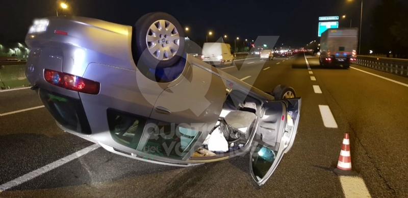 SAVONERA-COLLEGNO - Auto si ribalta: donna rimane bloccata a causa dell'airbag
