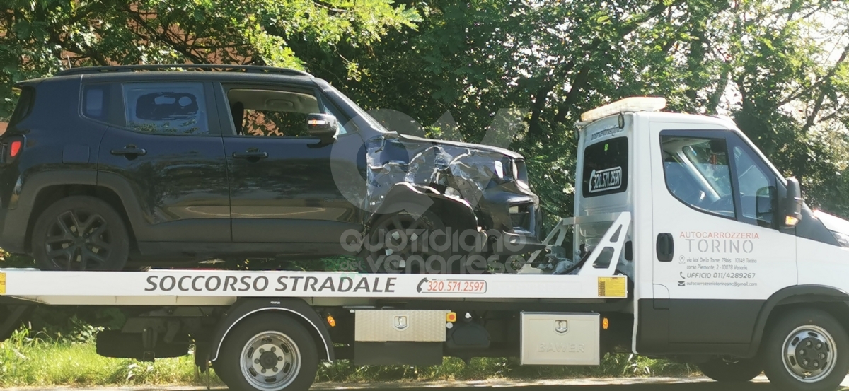 INCIDENTE A VENARIA In corso Machiavelli: scontro fra due auto, disagi al traffico - FOTO