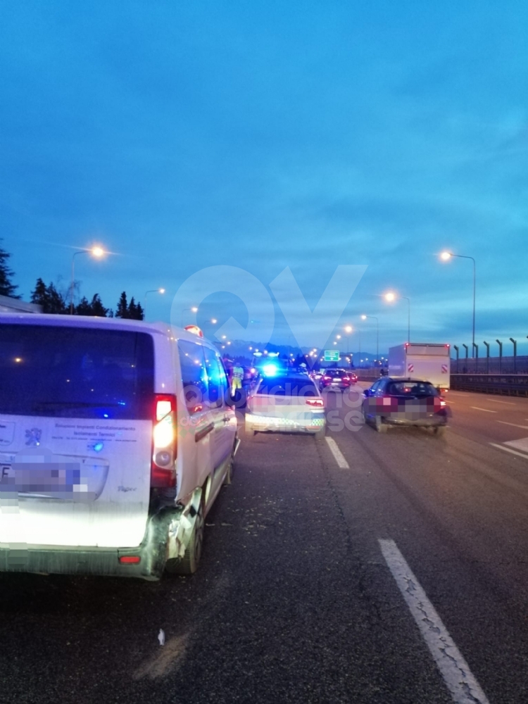 DOPPIO INCIDENTE IN TANGENZIALE A RIVOLI - Sei auto coinvolte, due persone ferite - FOTO