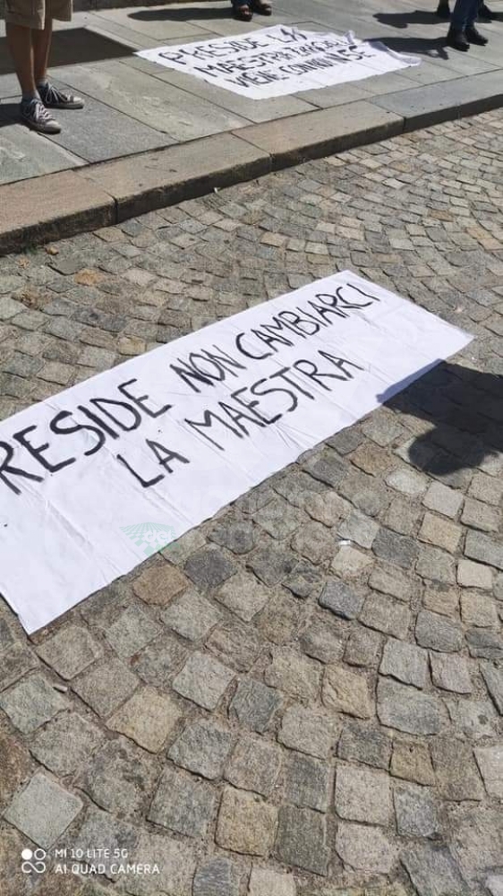 VENARIA - Protesta dei genitori della elementare De Amicis: «preside non cambiarci la maestra»