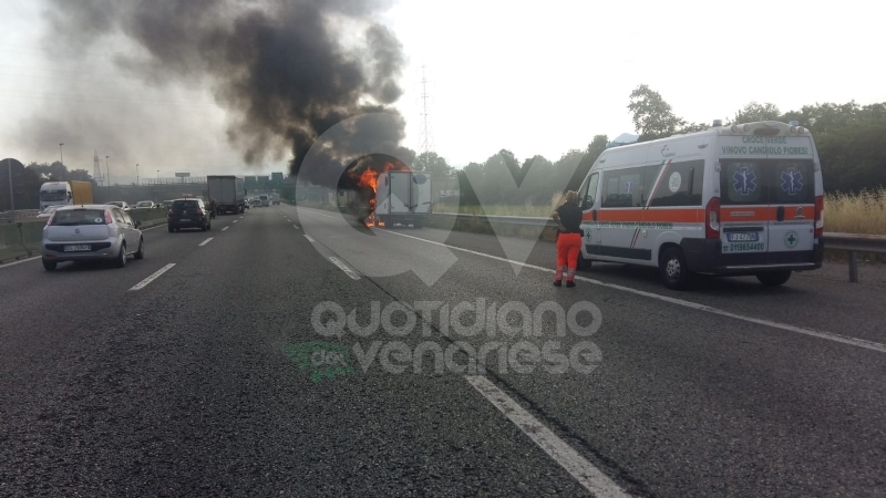 COLLEGNO - Furgone va a fuoco in tangenziale, e il traffico va in tilt
