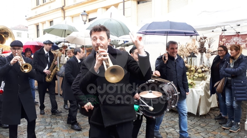 VENARIA - «Festa delle Rose»: un successo a metà per colpa della pioggia