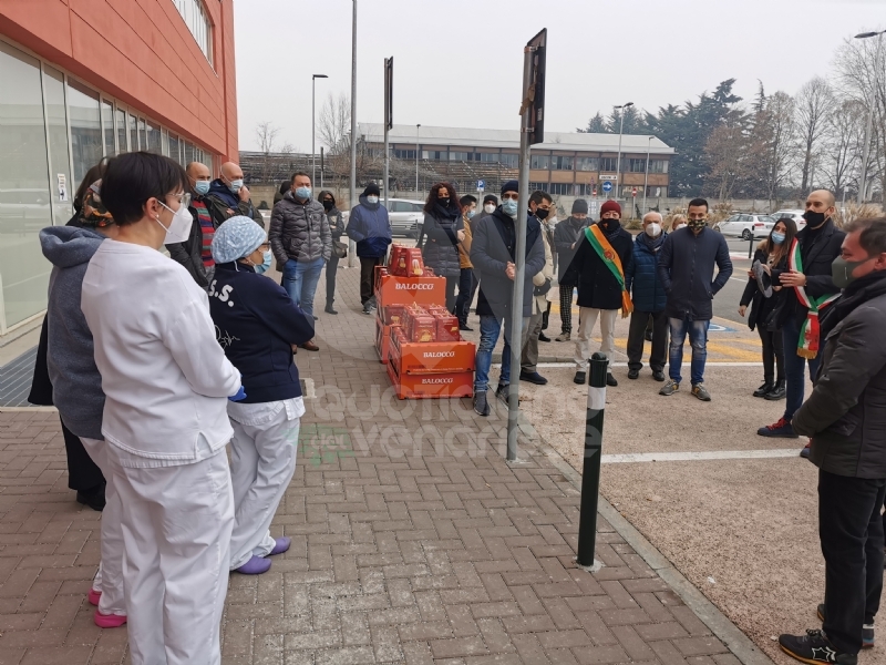 VENARIA - Panettoni e un applauso: il «grazie» del Comune al personale sanitario del Polo