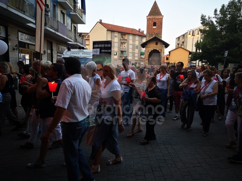 ALPIGNANO/RIVOLI - Oltre 200 alla fiaccolata per ricordare Michele Ruffino e dire "no" al bullismo
