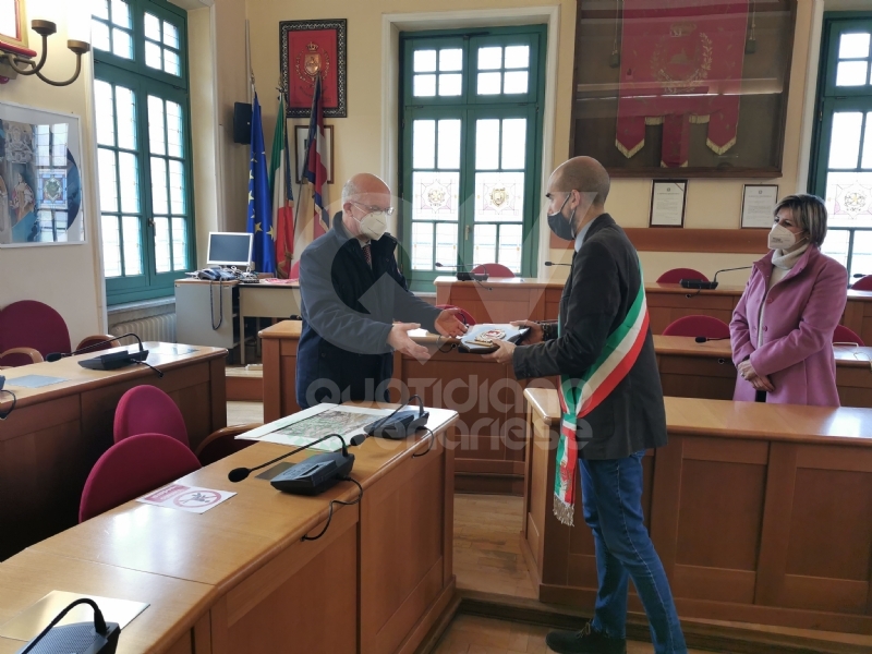 VENARIA - Il pediatra Giovanni Costa va in pensione: premiato dal sindaco Giulivi - FOTO