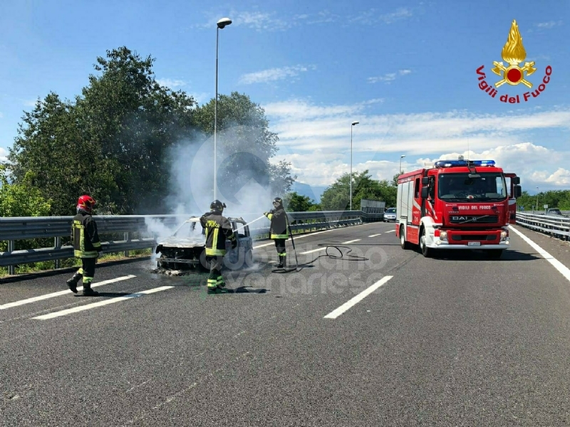 MAPPANO - A fuoco una Panda mentre sta percorrendo il Raccordo - FOTO