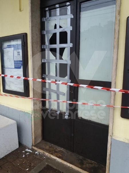 COLLEGNO - Vandali alla stazione ferroviaria: rotti i vetri delle sale d'attesa