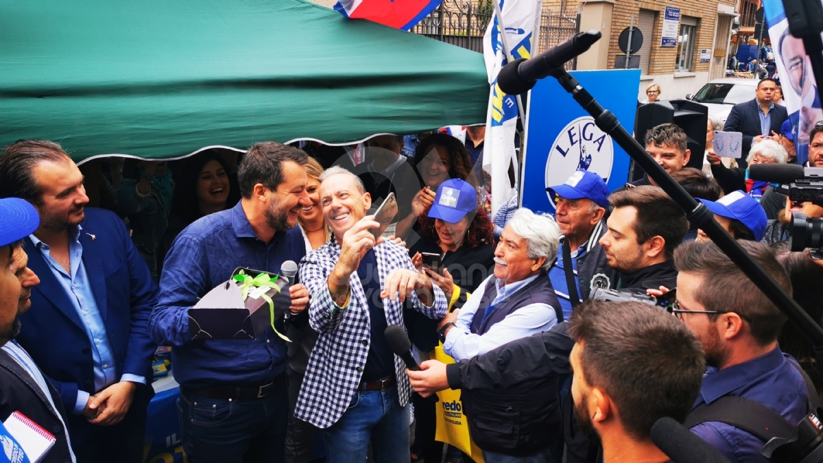 RIVOLI - Strette di mano, selfie e giro al mercato: la mattinata di Salvini in città - FOTO
