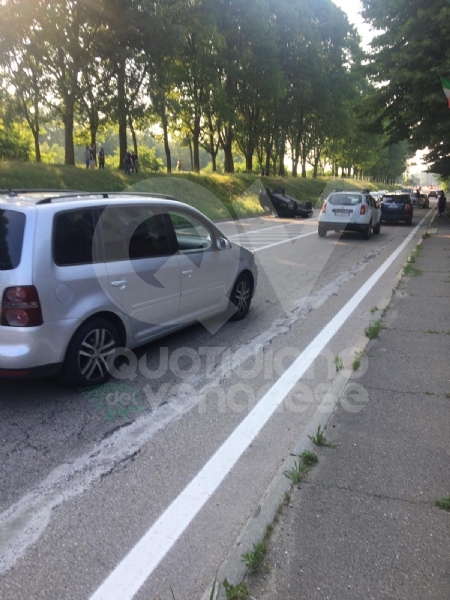 VENARIA - Scontro tra auto e scooter in via Cavallo: un uomo ferito, traffico in tilt