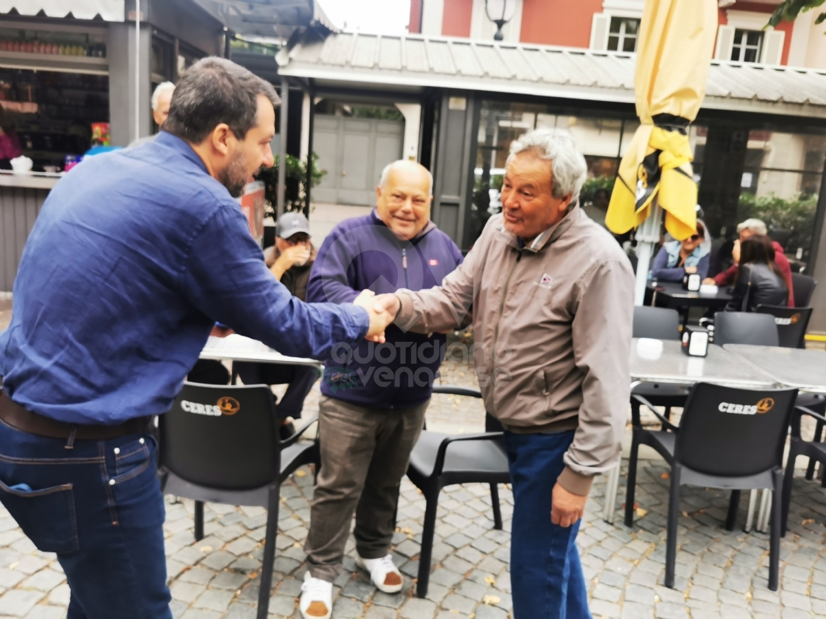 RIVOLI - Strette di mano, selfie e giro al mercato: la mattinata di Salvini in città - FOTO