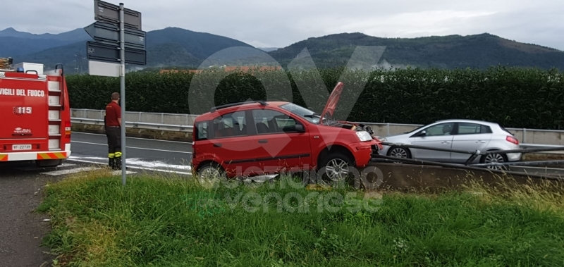 INCIDENTE SULLA SP2 - Auto esce di strada e si infila nel guardrail - FOTO