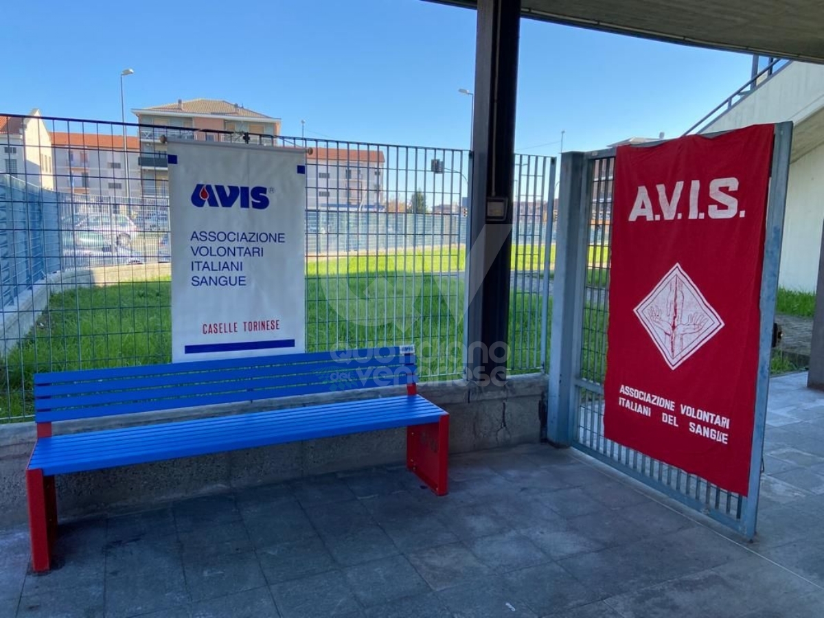 CASELLE - Al poliambulatorio di via Savonarola ecco due panchine donate dall'Avis - FOTO