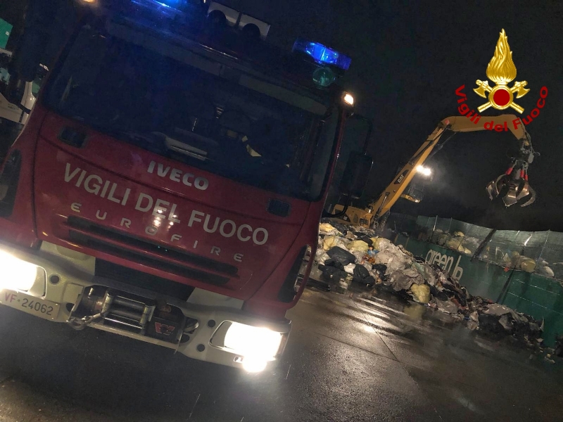 SAVONERA - Incendio alla «Green Up»: rifiuti bruciati dalle fiamme