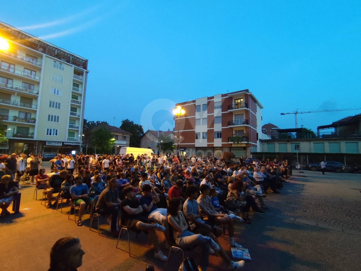 VENARIA - Oltre 250 persone per vedere l'Italia davanti al maxischermo - FOTO