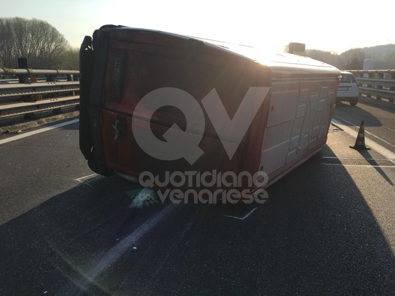 RIVOLI - Furgone si ribalta all'improvviso in autostrada: ferito il conducente