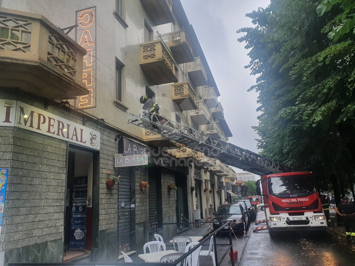 MALTEMPO A VENARIA - Calcinacci caduti sul marciapiede in corso Matteotti - FOTO