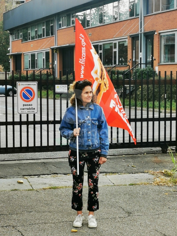 VENARIA - La protesta dei lavoratori di «Italia Independent»: «siamo senza un futuro» - FOTO