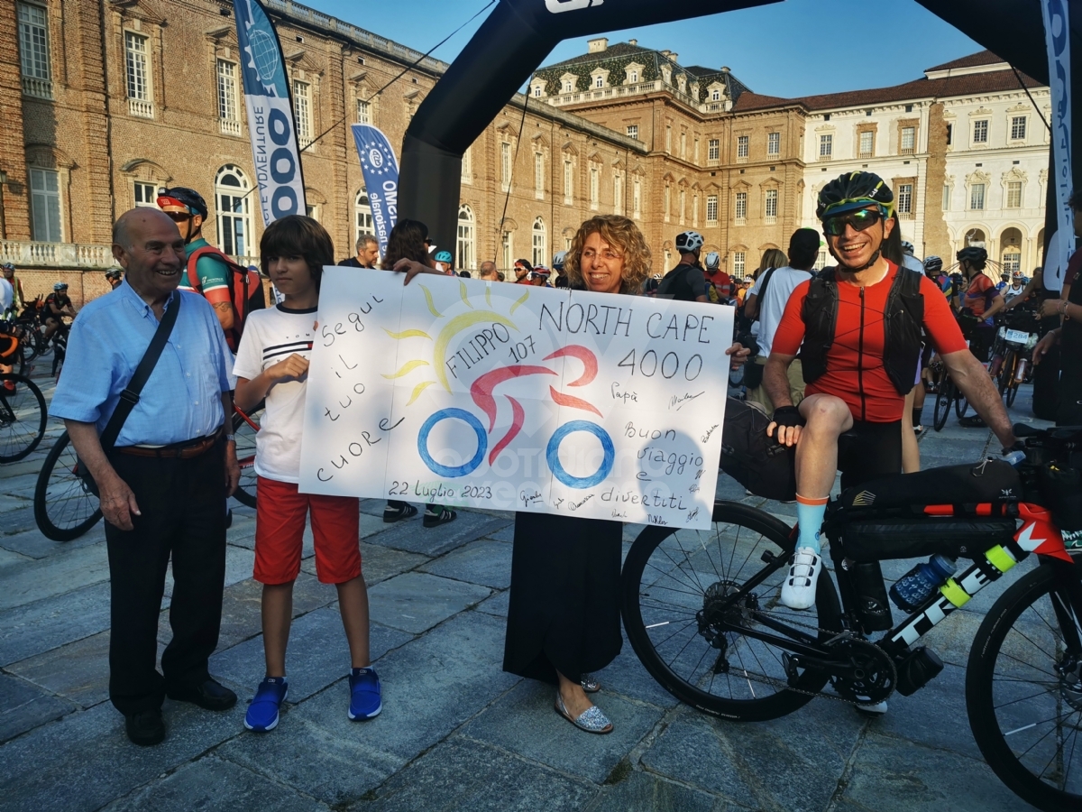 VENARIA - In 250 alla partenza in Reggia della «North Cape 4000» di cicloturismo - FOTO E VIDEO