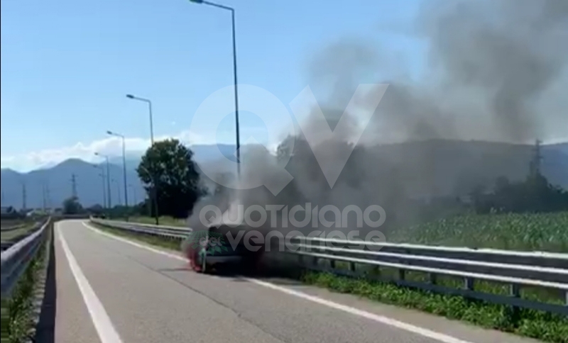 COLLEGNO - Auto in fiamme mentre percorre lo svincolo della tangenziale