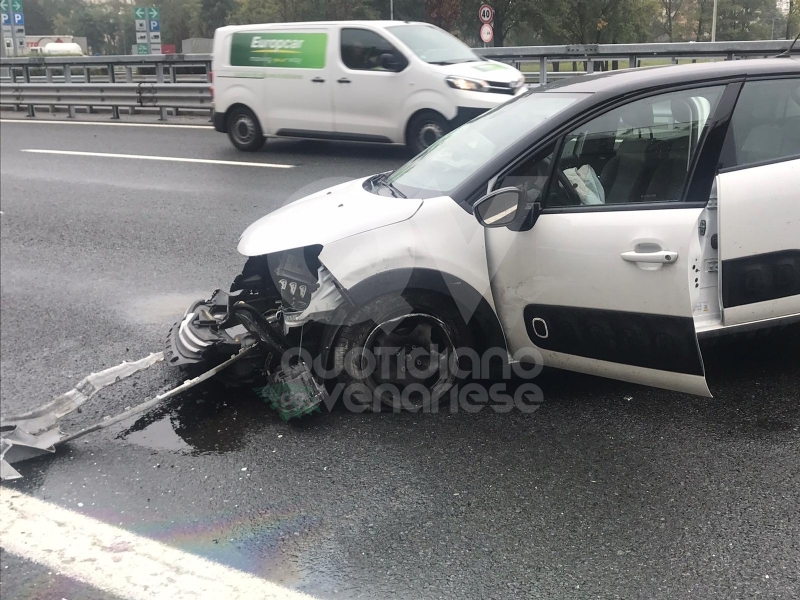 RIVOLI - Scontro fra due auto in tangenziale: disagi al traffico, ma nessun ferito
