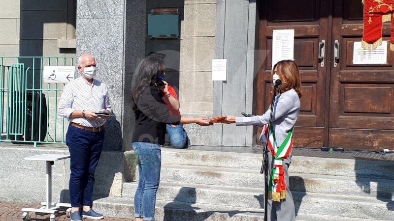 VENARIA - Festeggiato il 2 giugno in città: una copia della Costituzione ai neo maggiorenni - FOTO