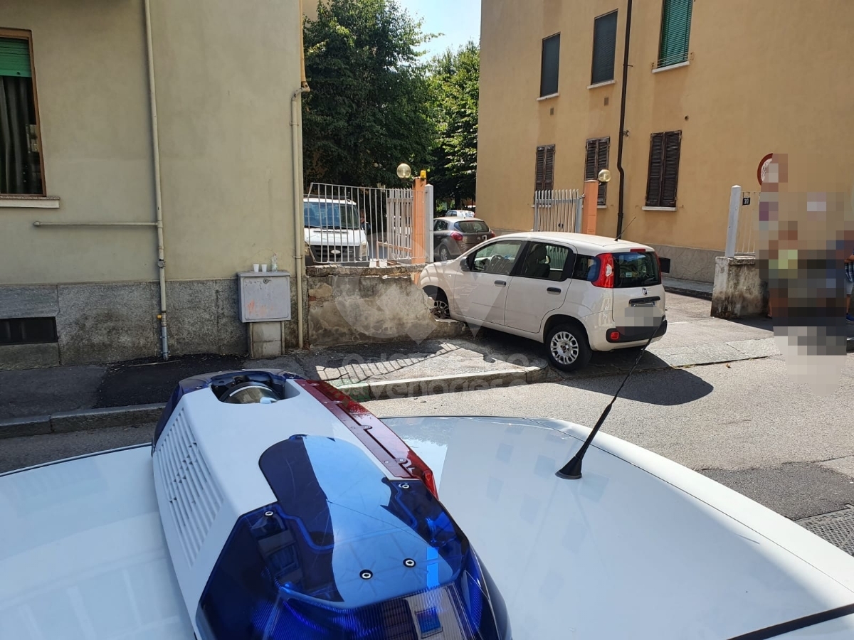 INCIDENTE A VENARIA - Perde il controllo dell'auto e finisce contro un muretto in via D'Annunzio - FOTO