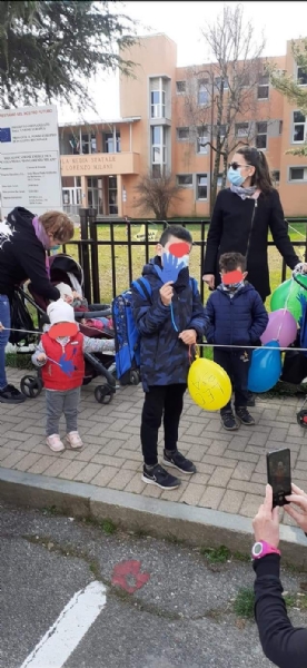 DRUENTO - Corde, palloncini e disegni: successo per il flash-mob per chiedere il ritorno in classe