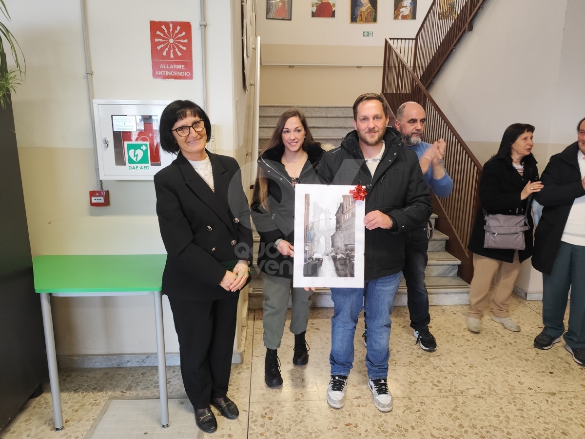 VENARIA - Un nuovo defibrillatore al liceo Juvarra in ricordo di Maria Arabia - FOTO