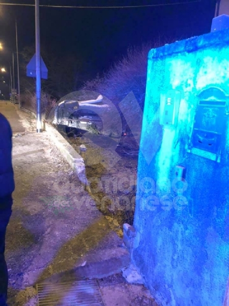 DRUENTO - Esce di strada e si abbatte sulla cancellata dell'abitazione: miracolosamente illeso