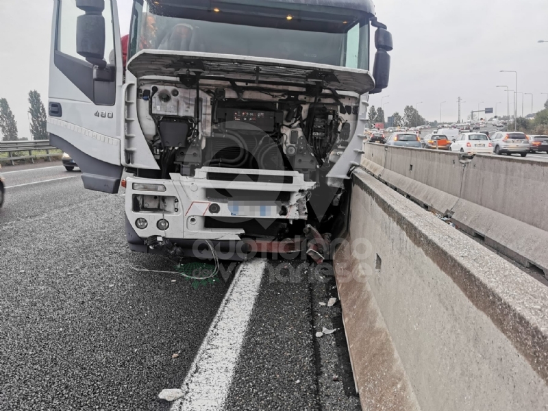 RIVOLI - Incidente in tangenziale: tre mezzi coinvolti e code per oltre 10 chilometri