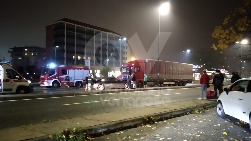 VENARIA-TORINO - Scontro tir-Bmw in via Druento: una persona rimasta ferita