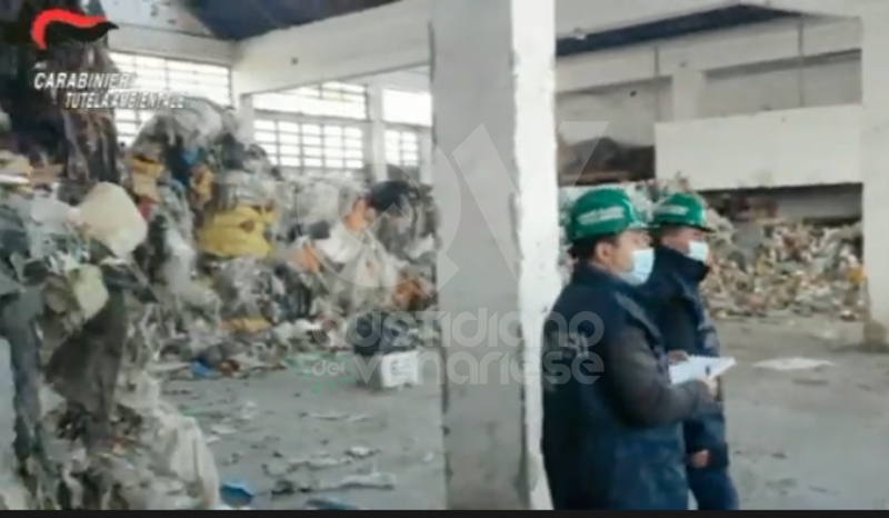 RIVOLI - La ditta di legnami stoccava rifiuti plastici e tessili: capannone sequestrato dai carabinieri