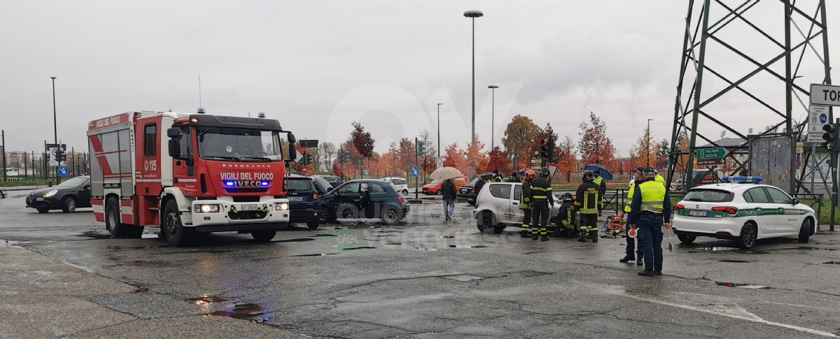 INCIDENTE FRA TORINO E VENARIA - Scontro fra tre auto all'incrocio tra corso Alessandria e via Druento: 2 ferite - FOTO