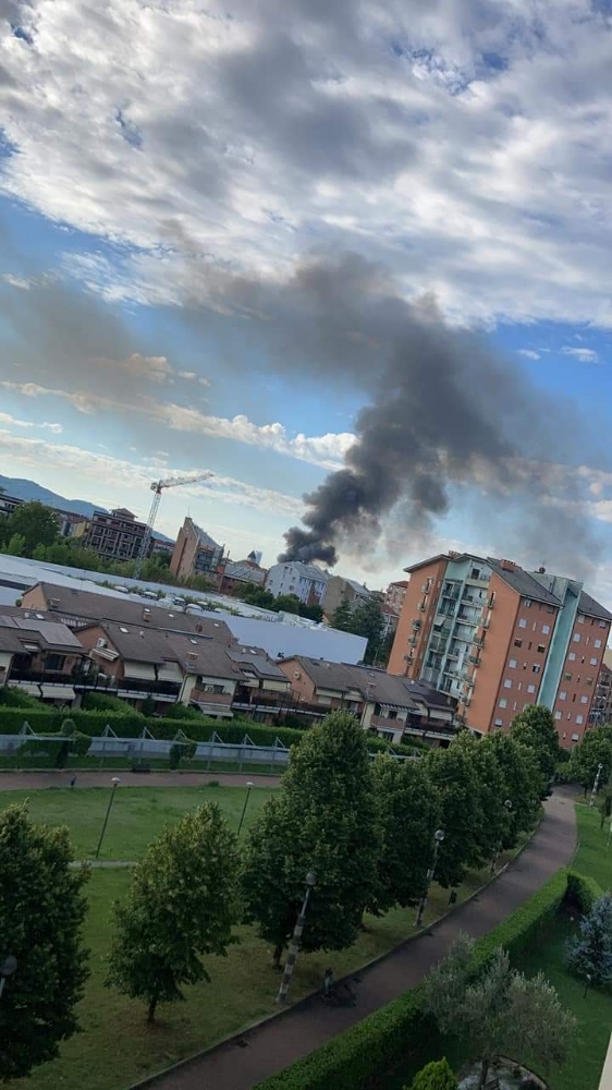TORINO - Incendio in un magazzino edile: colonna di fumo visibile anche da Collegno - FOTO
