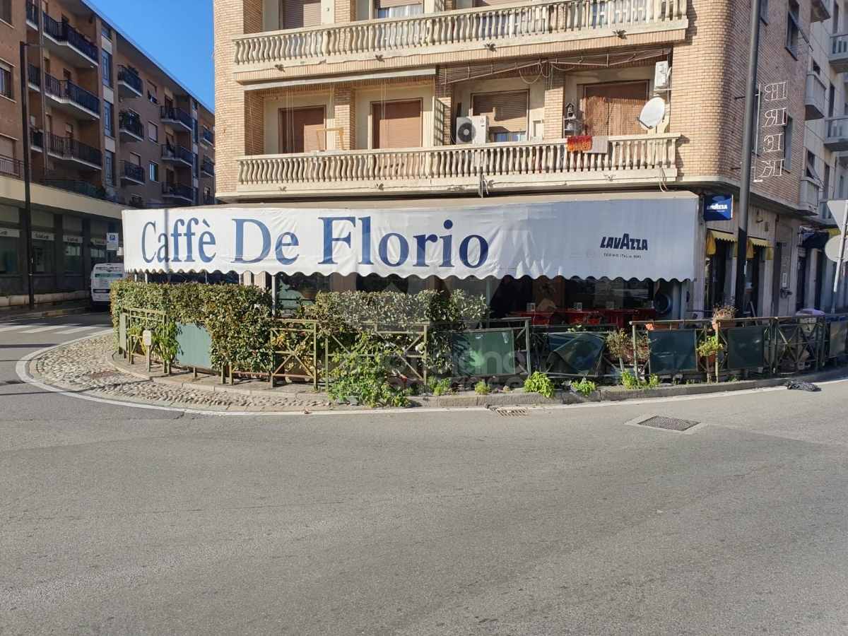 INCIDENTE A VENARIA - Autobus Gtt sbaglia manovra e finisce contro il dehor - FOTO