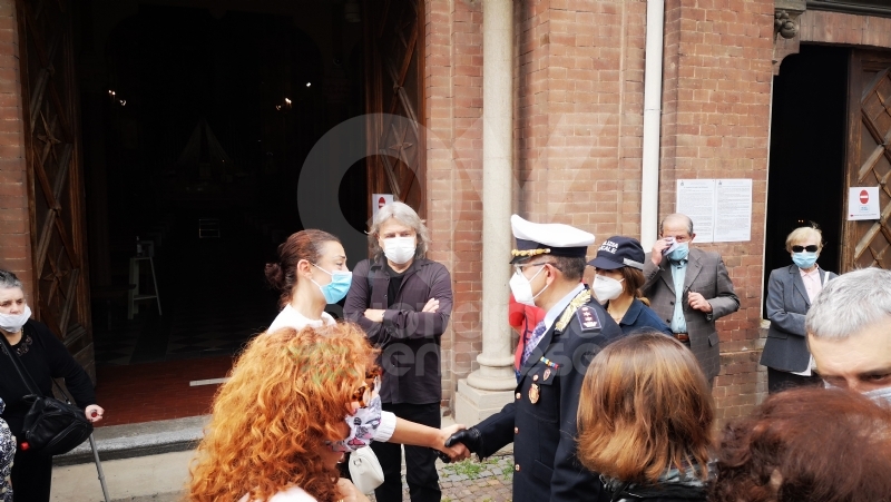 VENARIA - Tanti amici nella chiesa di Altessano per «l'ultima tappa» di Giuseppe Cainero