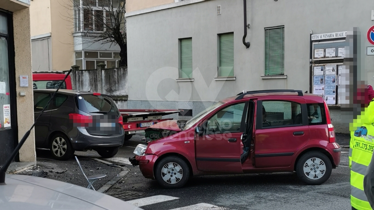 INCIDENTE A VENARIA - Scontro tra due auto all'incrocio tra via D'Annunzio e via Iv Novembre - FOTO