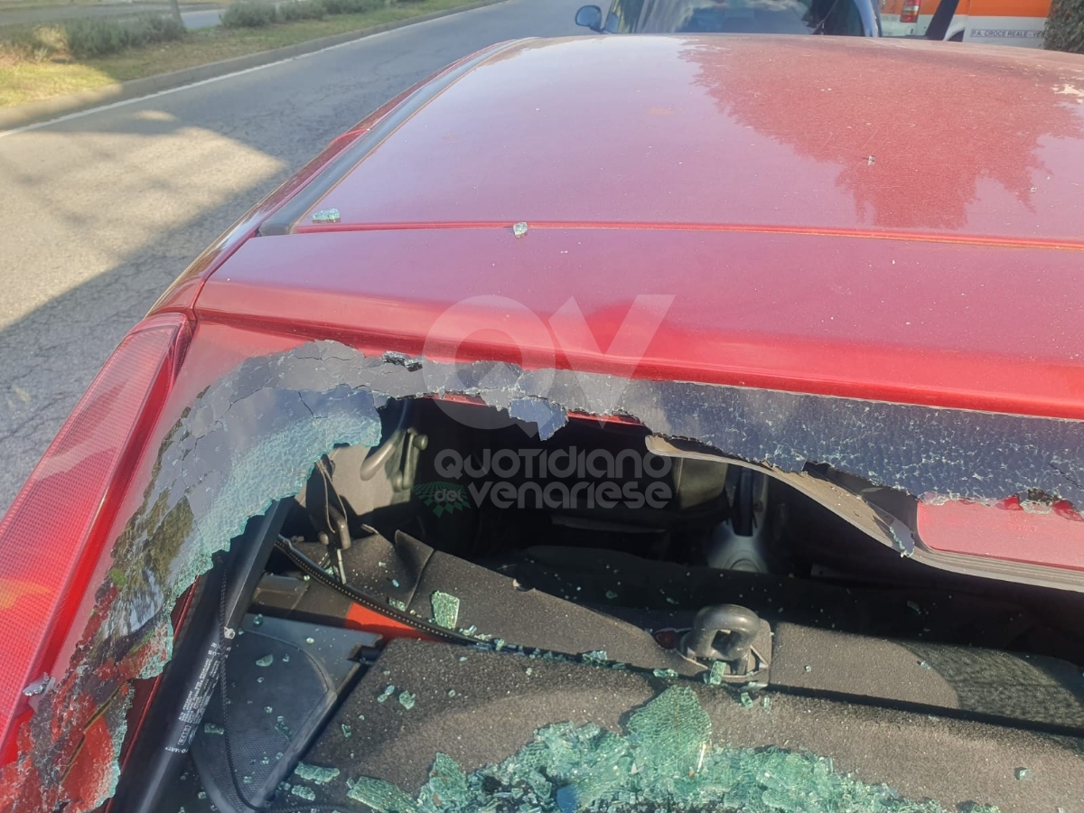 INCIDENTE A VENARIA - Perde il controllo della bicicletta e finisce contro un'auto: ferito - FOTO