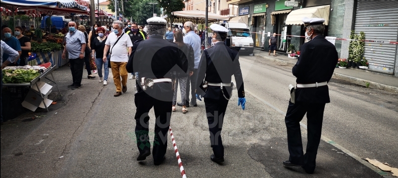 VENARIA - Mercato del sabato in viale Buridani: la «prima» è buona