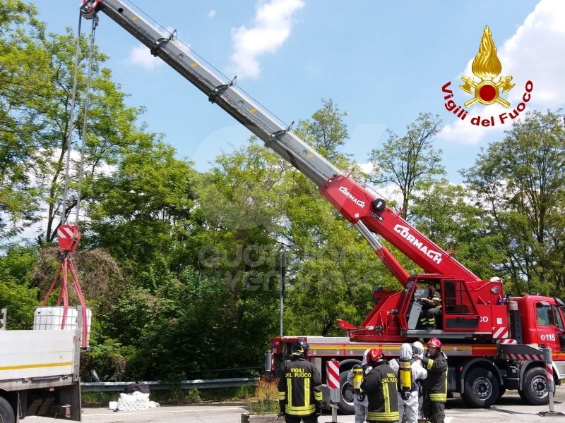 VENARIA - Camion perde il carico di sale di sodio: traffico in tilt nelle vie Stefanat e Cavallo
