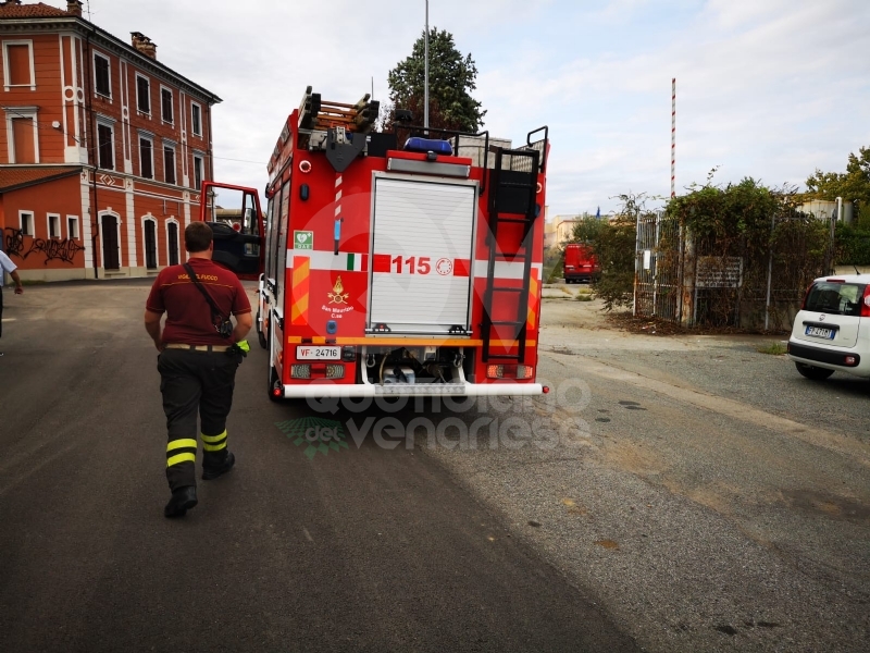 BORGARO - Incendio nel vecchio magazzino di Scarpe e Scarpe - FOTO